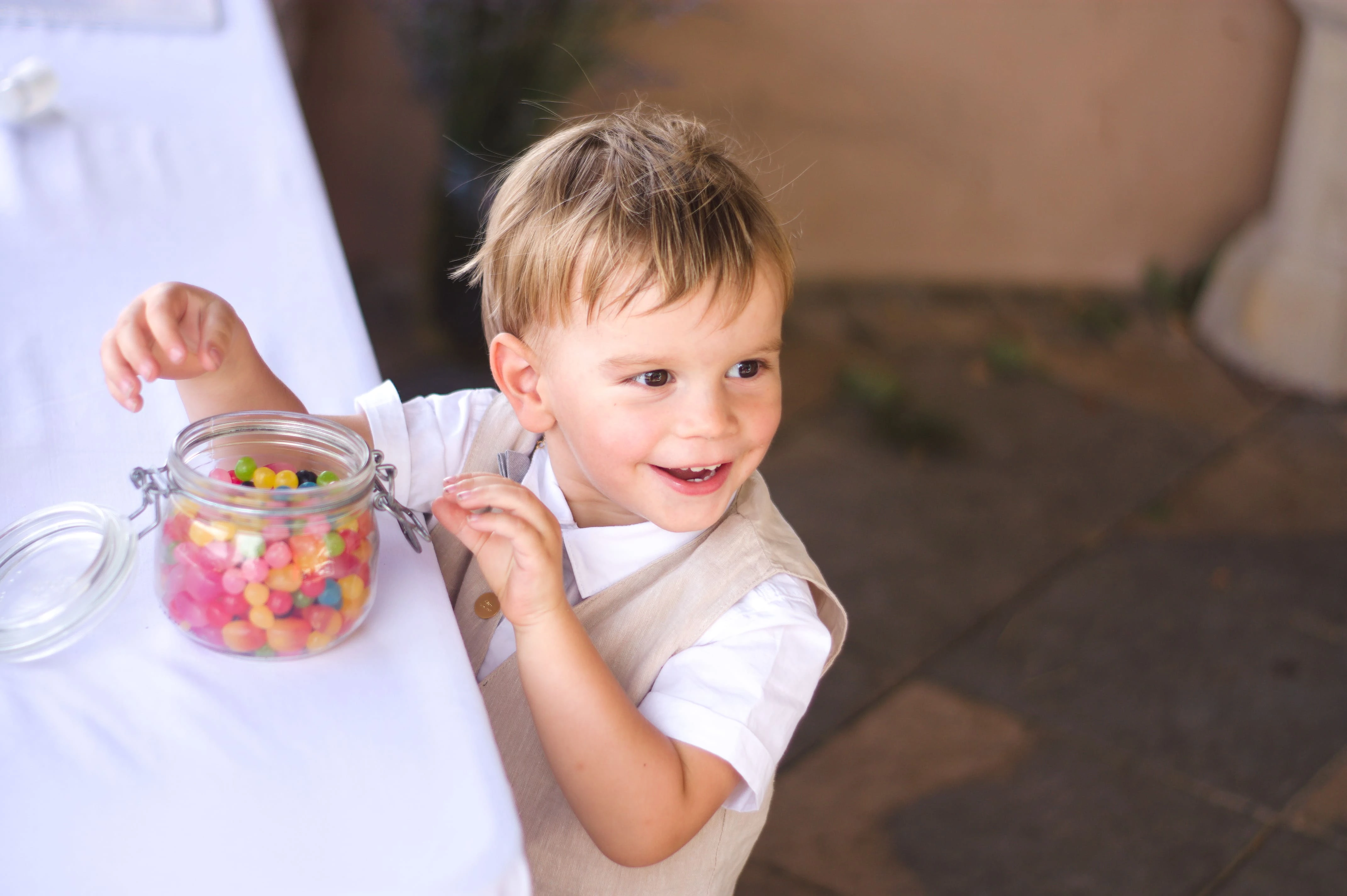 Enfant qui sourit au mariage occitanie